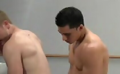 Muscled studs fucking in a gym