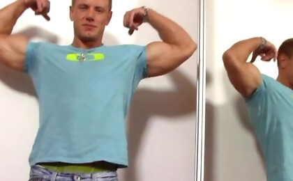 Hot bodybuilder Steven shows his uncut dick