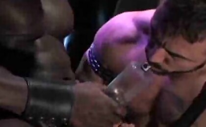 Lee Mane and Mick Powers. Interracial muscle fuck.