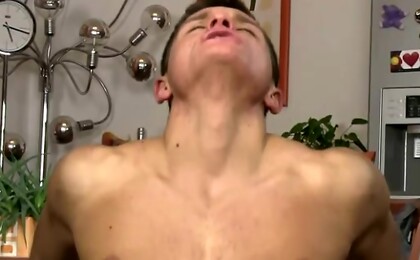 Babe\'s man pussy is stretched