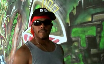Black muscle hunk gets his cock sucked