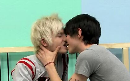 Slender Kissing Twinks Go for Sex