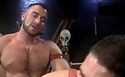 Muscled stud gets it up the ass