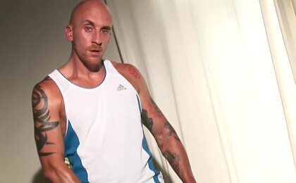 MUscle mature brit Sam Porter strokes dick