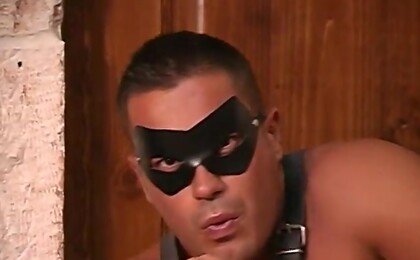 Muscle hunk takes off his mask and jacking off