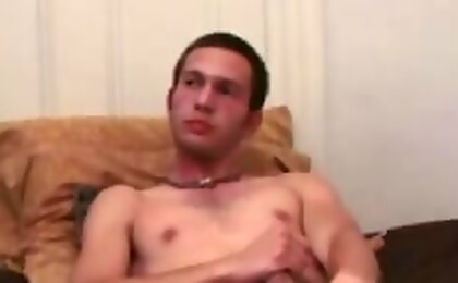 Che Jerking Off With Dildo