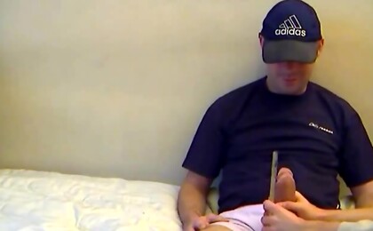Pierot, a Real Str8 Delivery Guy Serviced by a Guy in Spite of him !