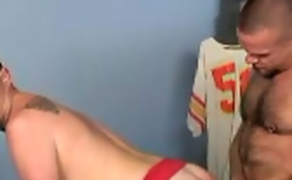 Beefy stud stuffs a horny twinks ass in the changing room!