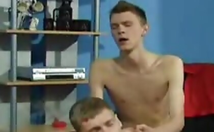Awesome twink fucking ass bareback in the living room !