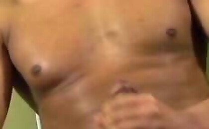Hot black stud strip and jerk off his meat at the gym 